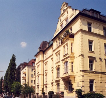 Priv. Fachakademie z. Ausbildung v. Restauratoren f. Möbel und Holzobjekte München d. Goering-Inst.